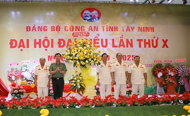 Deputy Minister Le Tan Toi offers flowers at the event.