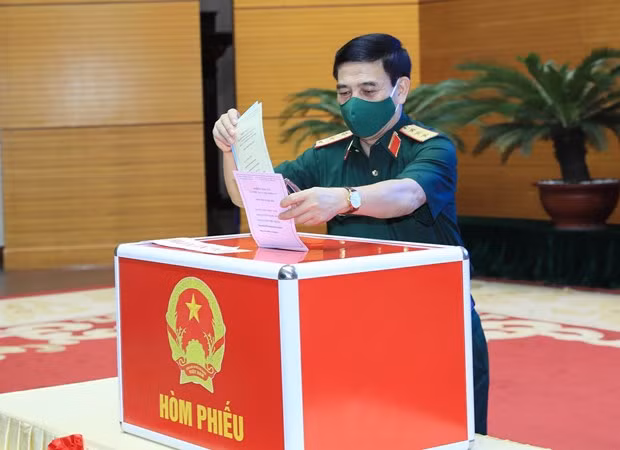 Sen. Lt. Gen. Phan Van Giang, Vice Secretary of the Central Military Commission and Minister of National Defence, casts ballots on May 23 morning (Photo: VNA)