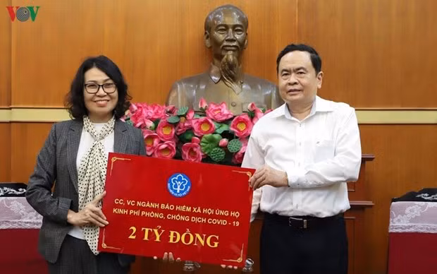 VFF President Tran Thanh Man receives 2 billion VND in donation for COVID-19 relief efforts from the Vietnam Social Security on March 24. (Photo: VOV) VFF President Tran Thanh Man receives 2 billion VND in donation for COVID-19 relief efforts from the Vietnam Social Security on March 24. (Photo: VOV)