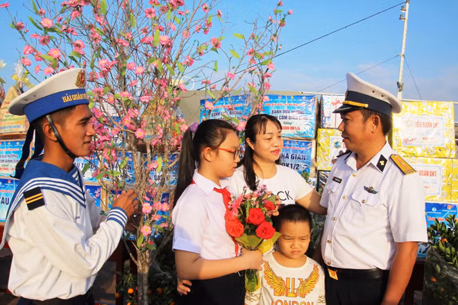 Major Nguyen Van Linh bids farewell to his beloved family.