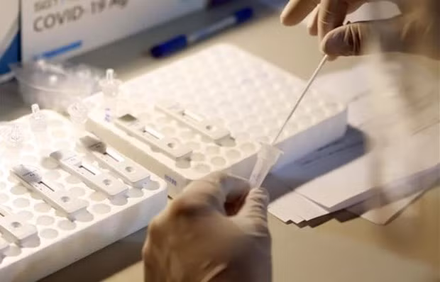 Hanoi steps up COVID-19 testing for at-risk people amid new case spike. (Photo: VNA)