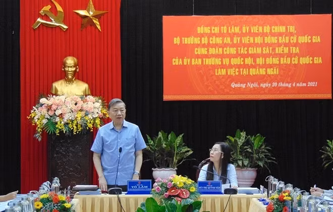 Minister To Lam speaks at the working session with Quang Ngai provincial leaders.