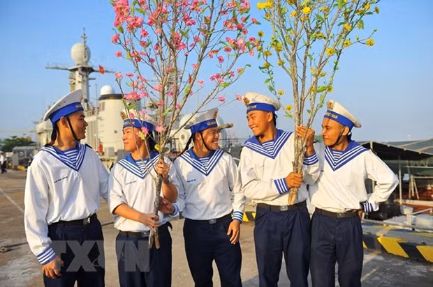 Branches of apricot and peach blossoms are among Tet gifts from the mainland to personnel on DK1 platforms and in Con Dao island district (Photo: VNA) Branches of apricot and peach blossoms are among Tet gifts from the mainland to personnel on DK1 platforms and in Con Dao island district (Photo: VNA)