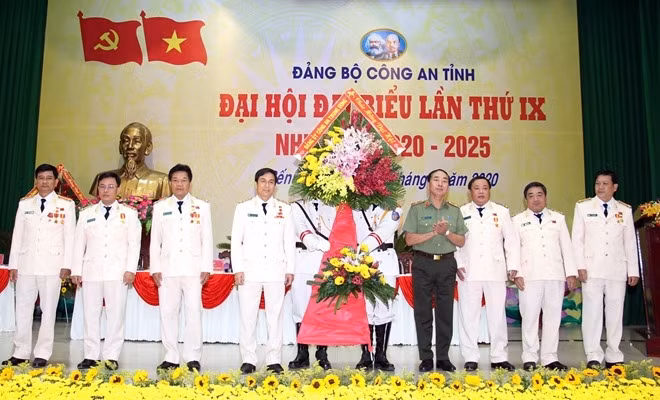 Deputy Minister Tran Quoc To offers flowers to the Party organization of the provincial police.