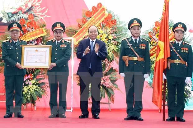 Prime Minister Nguyen Xuan Phuc (centre), on behalf of the Party and State, presents the General Department of Defence Intelligence with a first-class Fatherland Protection Order on October 23 (Photo: VNA)