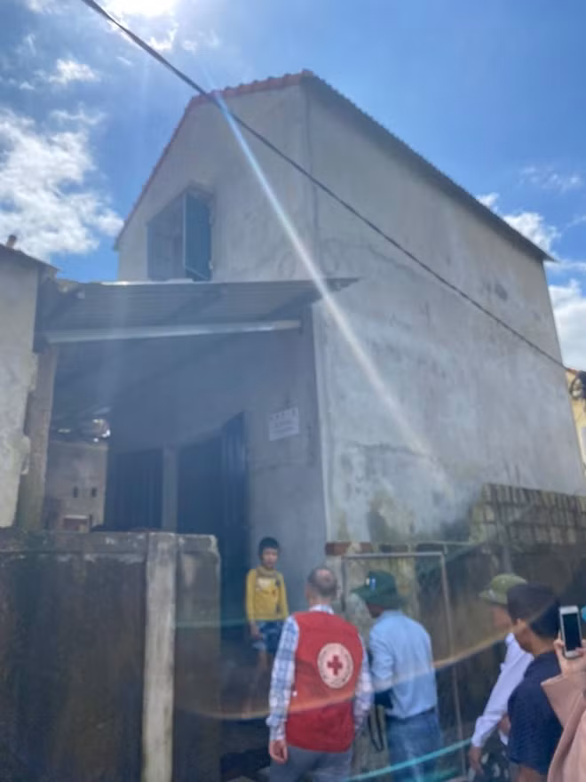 Ambassador Ward also visits a number of flood-resilient houses which have been built as part of a project aimed at improving the resilience of coastal communities to combat climate change nationwide. The scheme is jointly funded by the Green Climate Fund (GCF), the Vietnamese government, and the United Nations Development Programme (UNDP).