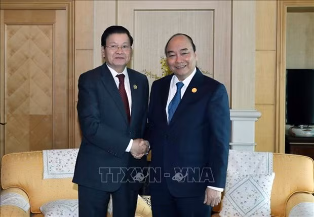 Prime Minister Nguyen Xuan Phuc and Lao counterpart Thongloun Sisoulith meet at the 30th anniversary of ASEAN-RoK dialogue relations in the Republic of Korea in November 2019. (Photo: VNA)