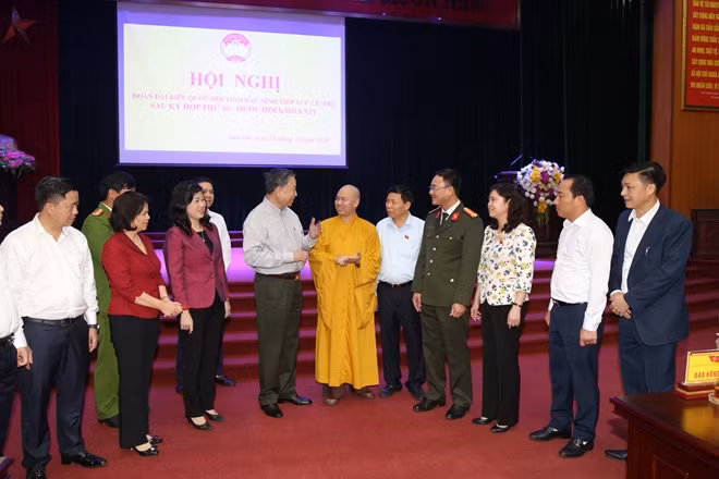 Minister To Lam and delegates at a meeting with voters in Bac Ninh.
