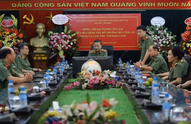 Senior Colonel Pham Khai, Editor-in-Chief of the PSNews, briefed Minister To Lam on the development of the newspaper.
