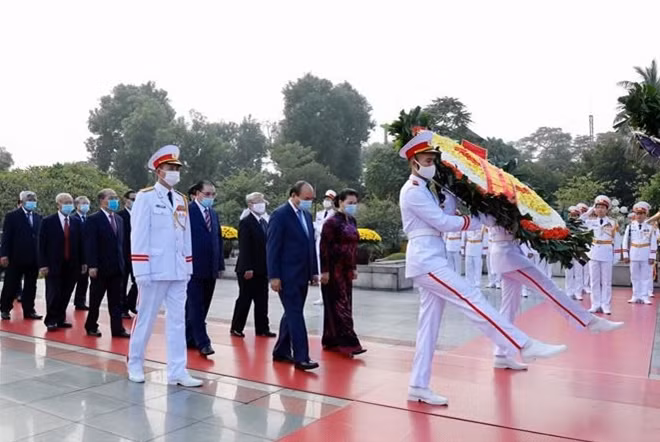 The delegation also lay flowers and offer incense at the monument to heroes and war martyrs on Bac Son street, Hanoi