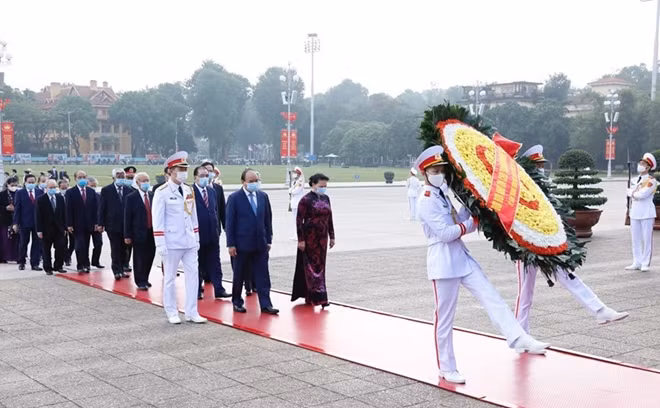 The delegation also lays flowers and offers incense at the monument to heroes and war martyrs on Bac Son street, Hanoi