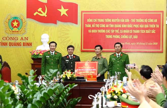Deputy Minister Nguyen Van Son presents VND 1.5 billion to the provincial police of Quang Binh Deputy Minister Nguyen Van Son presents VND 1.5 billion to the provincial police of Quang Binh