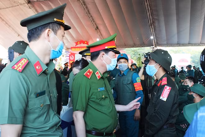 Deputy Minister Le Quoc Hung encourages a new recruit at the event. Deputy Minister Le Quoc Hung encourages a new recruit at the event.