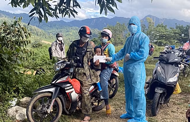 The police donate to support a poor family on their way back home. The police donate to support a poor family on their way back home.