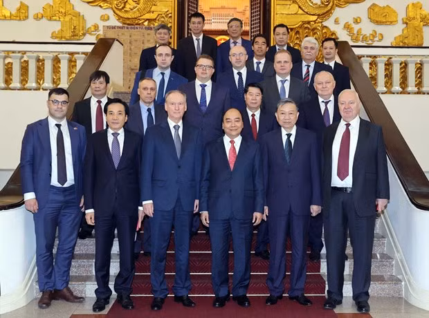 Prime Minister Nguyen Xuan Phuc (third from right)and Secretary of the Security Council of Russian Federation Nikolai Patrushev (third from left) pose for a photo (Photo: VNA) Prime Minister Nguyen Xuan Phuc (third from right)and Secretary of the Security Council of Russian Federation Nikolai Patrushev (third from left) pose for a photo (Photo: VNA)