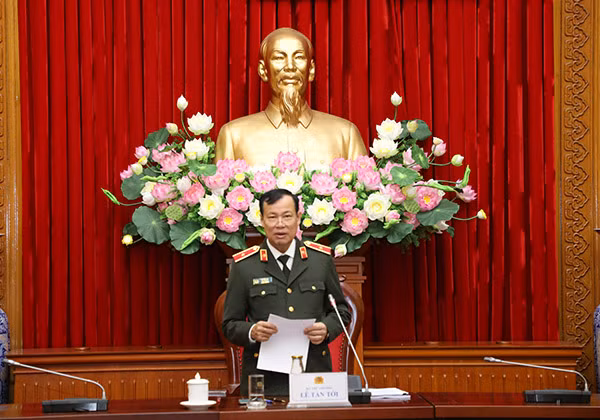 Deputy Minister Le Tan Toi speaks at the event.