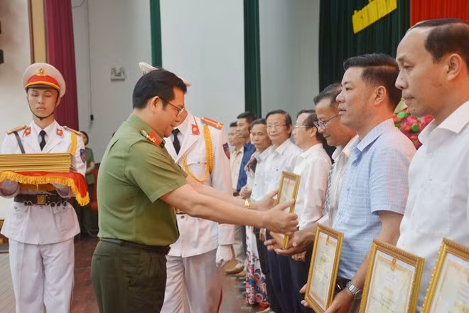The Director of the Provincial Police Department presents Certificates of Merit to outstanding individuals and teams.