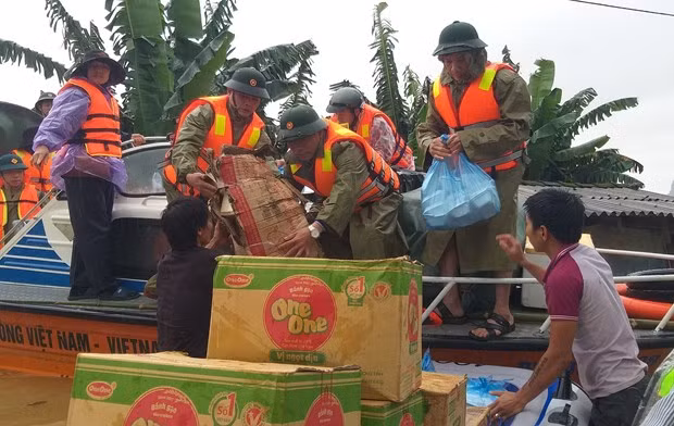 Border guard officers of Quang Binh province deliver flood relief to local residents (Photo: VNA)