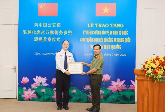 Deputy Minister Le Tan Toi awards a Medal "National Security Protection" to Mr. Zhao Wanping.