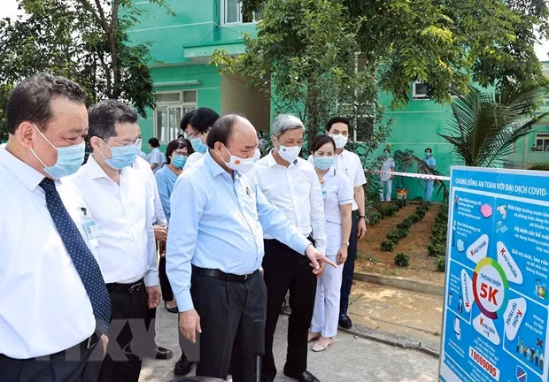 President Nguyen Xuan Phuc and officials visit the Da Nang Hospital for Lung Diseases on April 30 (Photo: VNA)