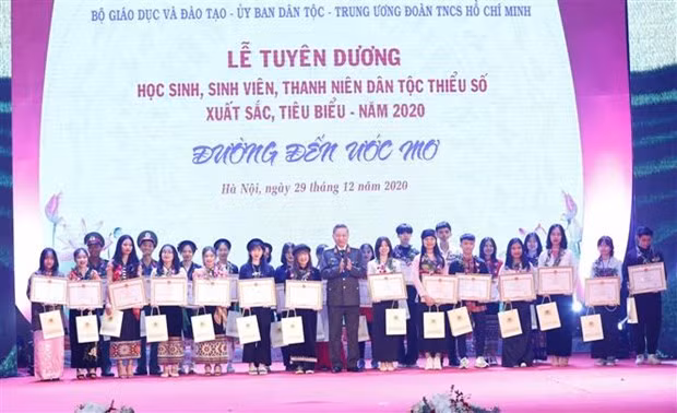 Minister of Public Security To Lam presents gifts to the outstanding students (Photo: VNA)