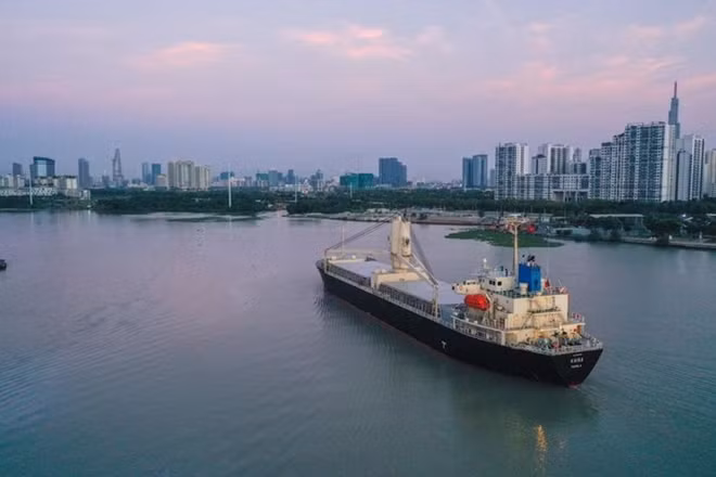 Two Japanese trains arrive at Khanh Hoi Port in Ho Chi Minh City. (Photo: zingnews.vn)