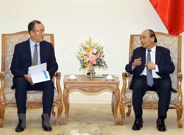 Prime Minister Nguyen Xuan Phuc (R) and WHO Representative in Vietnam Kidong Park (Photo: VNA) Prime Minister Nguyen Xuan Phuc (R) and WHO Representative in Vietnam Kidong Park (Photo: VNA)