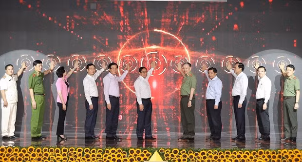 Prime Minister Pham Minh Chinh (centre) and officials mark the launch of the systems on June 22 (Photo: VNA)