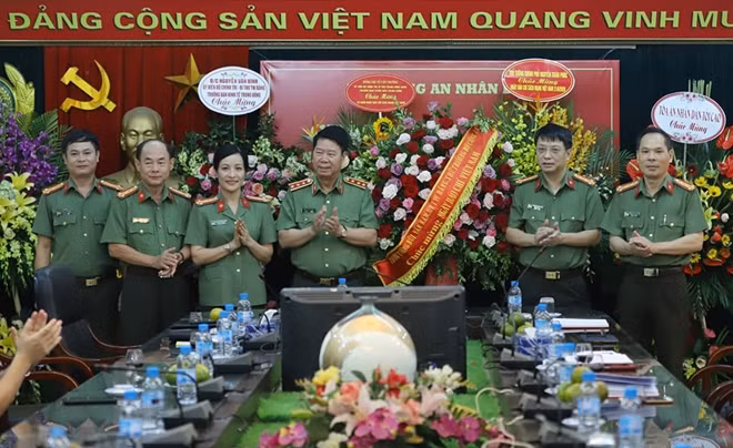 Deputy Minister Bui Van Nam and leaders of the PSNews.