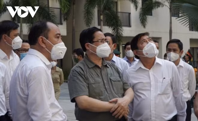 Prime Minister Pham Minh Chinh and municipal leaders inspect field hospital No.3 in the city