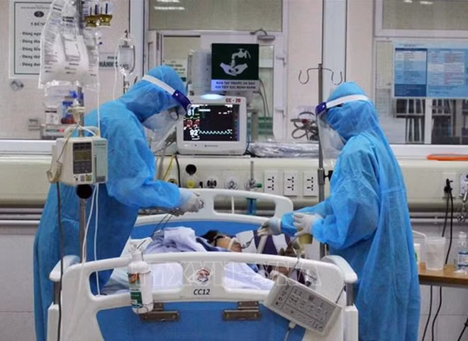 A severe patient receives treatment from medical workers