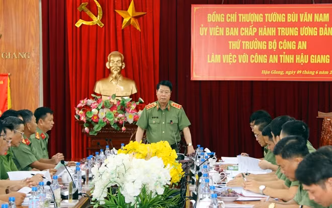 Deputy Minister Bui Van Nam speaks at the event.