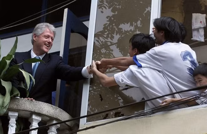 November 2000: President Bill Clinton visits Hanoi, remarked as the first official visit of a US president to Vietnam after the war. He also removes the Embargos upon Vietnam and normalizes the mutual relation. In the photo, the President was shaking hands with people from a balcony, right after his visit to Quoc Tu Giam Temple.