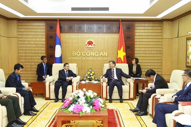 Minister To Lam and Ambassador Sengphet Houngboungnuang at the meeting.