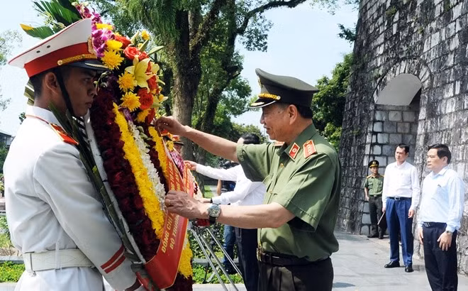 Minister To Lam offers incense and flowers to tribute to heroic martyrs. Minister To Lam offers incense and flowers to tribute to heroic martyrs.