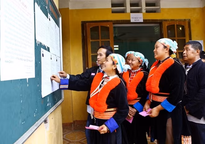 Ethnic voters at election team No. 1, Thai Hoc commune, Nguyen Binh district, Cao Bang province study the candidates’ background information before voting for deputies to the 14th National Assembly. (Photo: VNA)