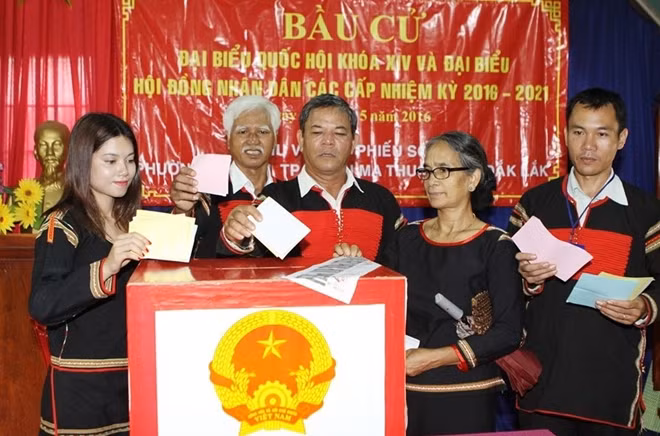Ede ethnic voters in Ako Dhong villange, Dak Lak province cast ballots for deputies to the 14th National Assembly. (Photo: VNA)