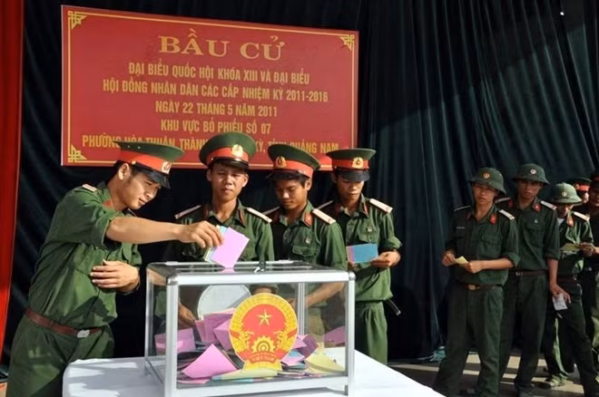 Military forces in Quang Nam province cast ballots for deputies to the 13th National Assembly and People’s Councils at all levels for the 2011-2016 term at polling area No.7, Hoa Thuan ward, Tam Ky city, Quang Ngai province, May 22, 2011. (Photo: VNA)