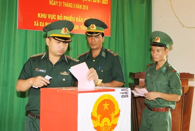 Soldiers at Dak Rue 739 border station in Ea Bung commune, Dak Lak province cast ballots for deputies to the 14th National Assembly. (Photo: VNA)