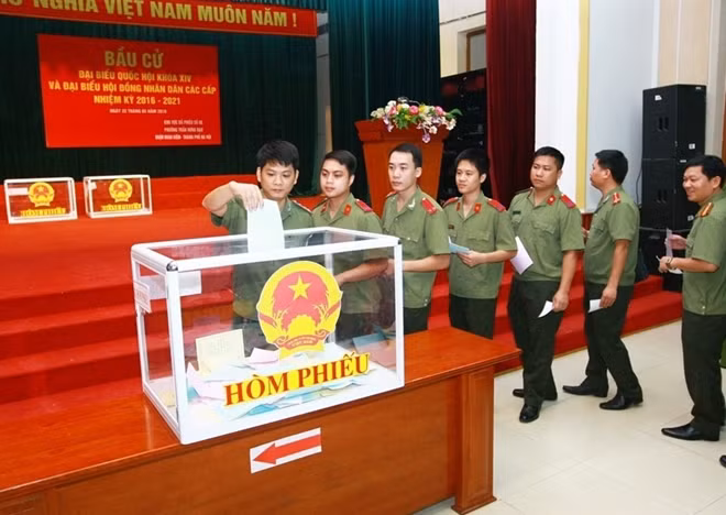 Public security leaders, officers cast ballots for deputies to the 14th National Assembly and People’s Councils at all level for the 2016-2021 tenure at polling area No. 8, Tran Hung Dao ward, Hoan Kiem district, Hanoi. (Photo: VNA)