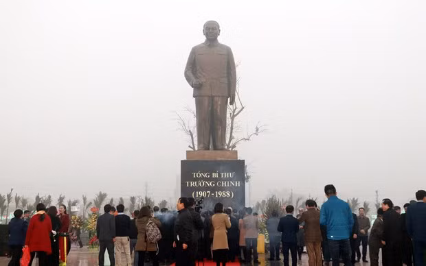 The bronze statue of late Party General Secretary Truong Chinh in Xuan Truong district, Nam Dinh province (Photo: VNA) The bronze statue of late Party General Secretary Truong Chinh in Xuan Truong district, Nam Dinh province (Photo: VNA)
