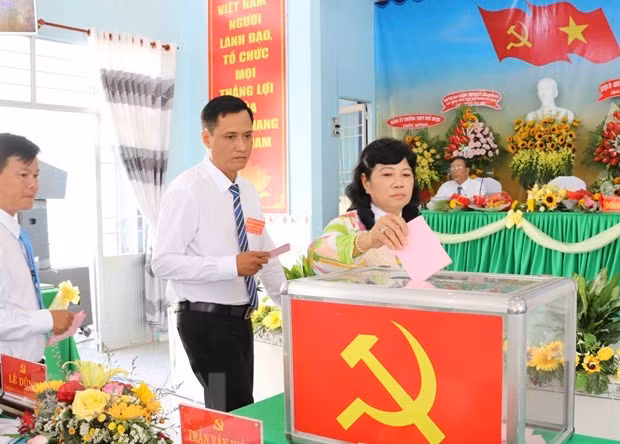 Delegates cast ballots at the Party Congress in Phu Hung commune, Cai Nuoc district, Ca Mau province (Photo: VNA)