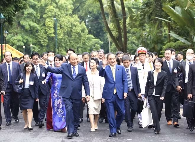 After the official welcome ceremony, Prime Minister Nguyen Xuan Phuc holds talks with his Japanese counterpart Yoshihide Suga.