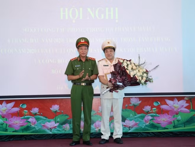 Deputy Minister Le Quy Vuong hands retirement decision to Lieutenant General Pham Van Cac.