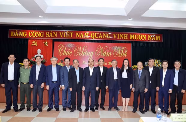 Prime Minister Nguyen Xuan Phuc and former Party and State leaders and representatives of central region at the meeting (Photo: VNA)