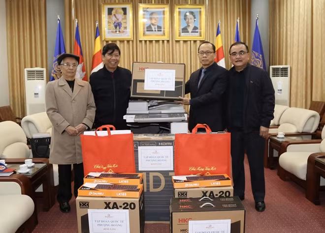 Cambodian Ambassador Chay Navuth receives donated equipment from the sponsors. Cambodian Ambassador Chay Navuth receives donated equipment from the sponsors.