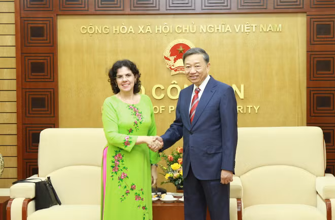 Minister To Lam and Cuban Ambassador Lianys Torres at the meeting.