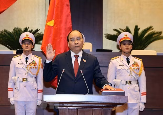 State President Nguyen Xuan Phuc takes the oath of office (Photo: VNA)