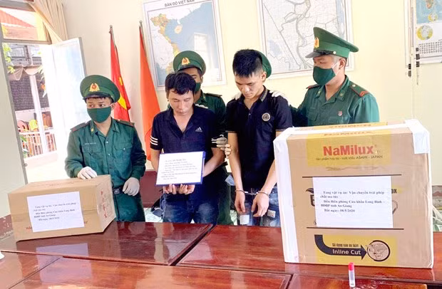 Border guards in the southern province of An Giang have arrested two men who were transporting 40kg of white crystal suspected to be crystal meth from Cambodia to Vietnam. (Photo: laodong.vn)