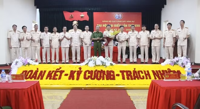 Deputy Minister Le Quy Vuong and members of the Party Executive Committee of the Provincial Police Party organization. Deputy Minister Le Quy Vuong and members of the Party Executive Committee of the Provincial Police Party organization.